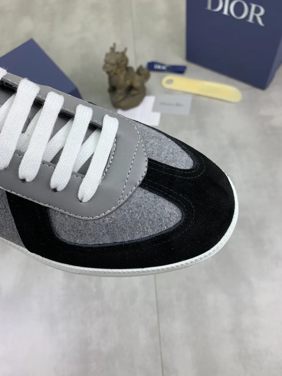 Men's shoes 💰P380 New Dior B01 moral training shoes, white first-layer cowhide, original molded outsole. New to the fall collection, this sneaker marks the return of a Dior classic, reinterpreted in a stylish and elegant silhouette. Crafted from white smooth first-grain cowhide with a tonal silk sheepskin lining, it features the Dior logo on the tongue and inner sides, and a CD icon on the heel. Paired with Tpu anti-slip soles of the same color, it can be matched with various styles to create a sophisticated look.  Code number: 38-44